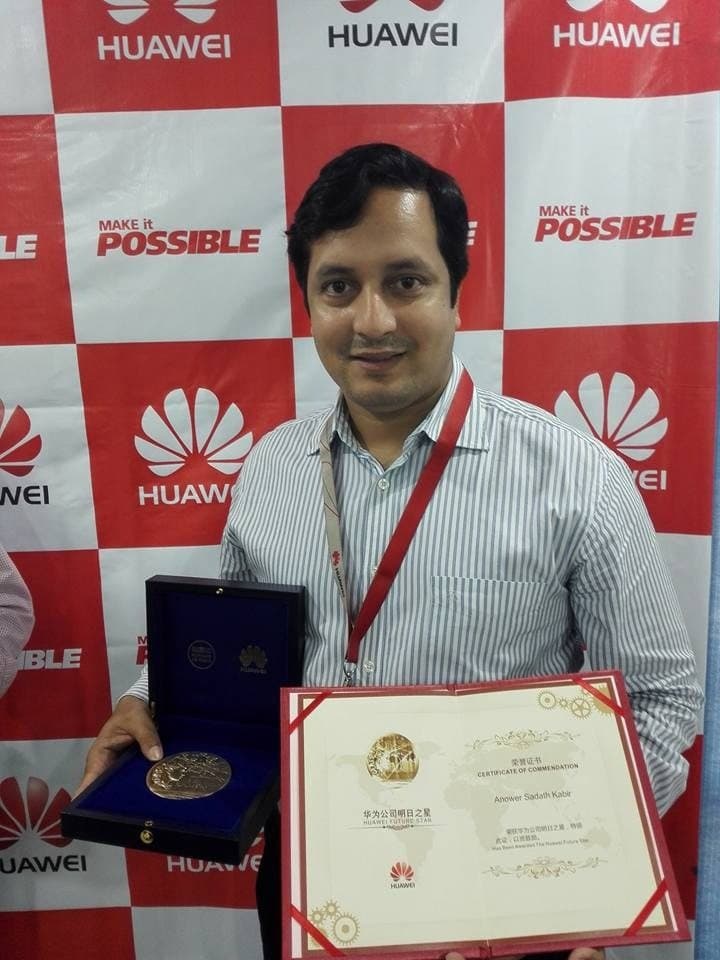 Anower Sadath Kabir holding the Huawei Future Star medal and certificate of commendation in front of a Huawei backdrop