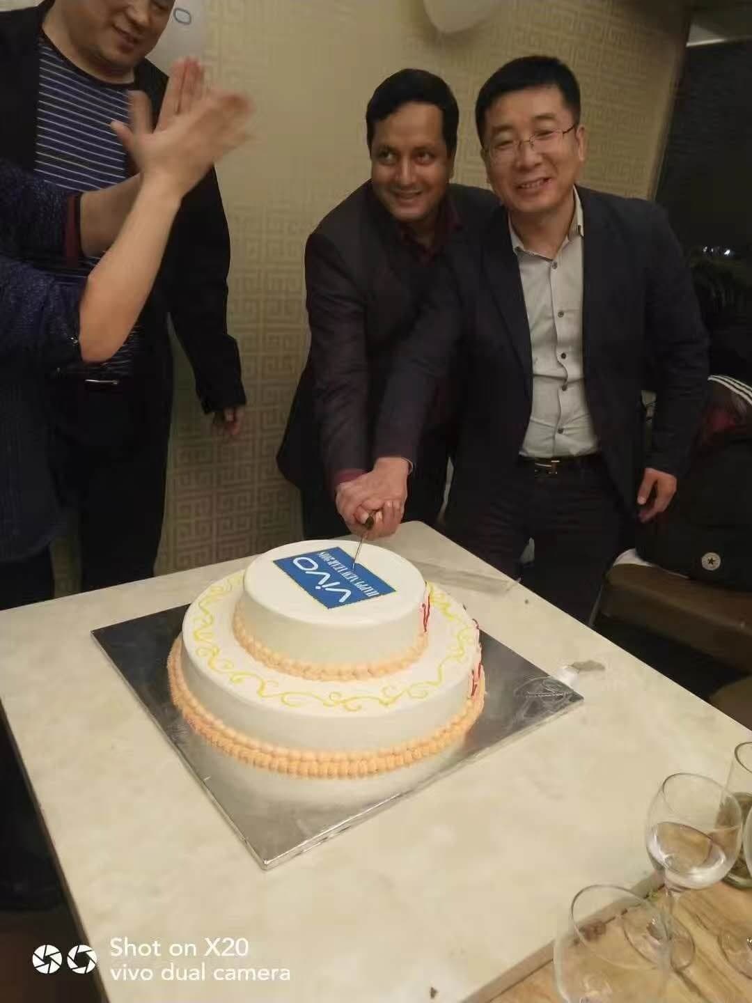 Anower Sadath Kabir cutting a vivo cake with a colleague at the brand’s Bangladesh launch