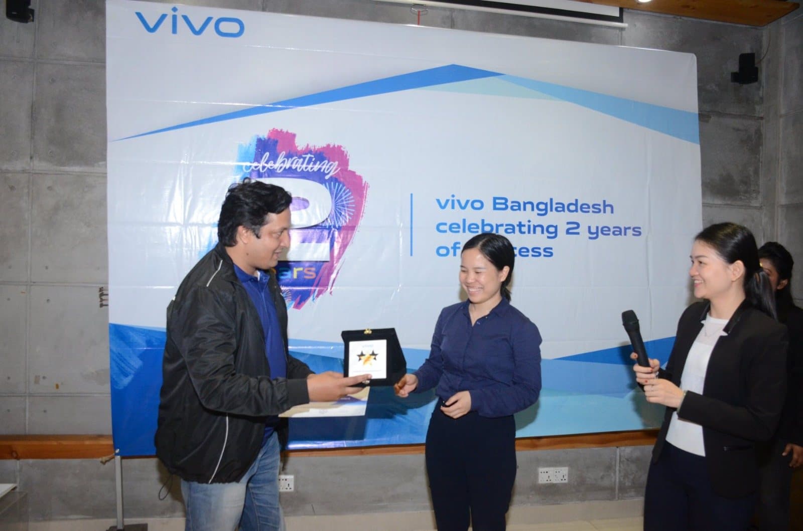 Anower Sadath Kabir receiving the vivo Best Contributor Award on stage