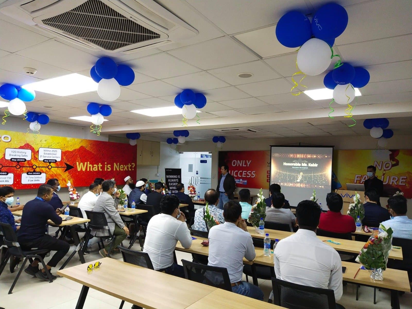 A room full of vivo sales staff attending a training session