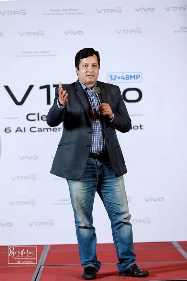 Anower Sadath Kabir speaking with a microphone at the vivo V17 Pro launch